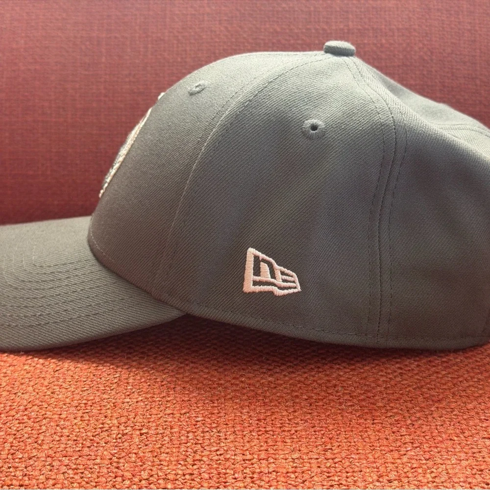 AFL Collingwood Magpies hat - Picture 3 of 5